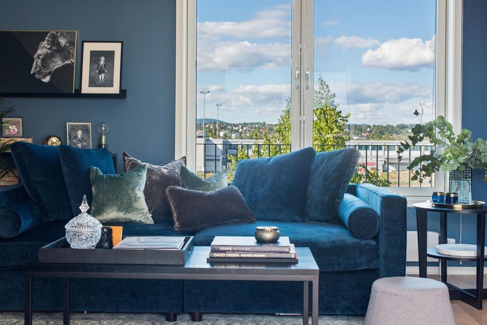 Herlig utsikt over Fornebulandet fra store vinduer i stuen oppe Galleribilde