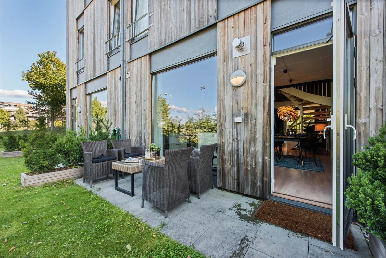 Fra kjøkken er det utg. til terrasse med kveldssol. Det diskuteres utvidelse av terrassene med skillevegger mot nabo og pergolatak. Galleribilde