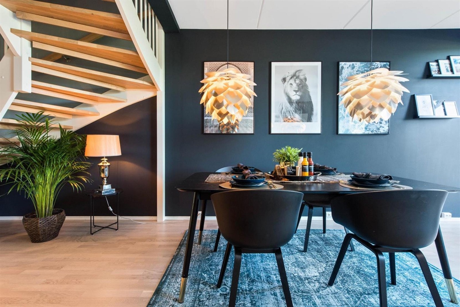 Kjøkkenet er et herlig allrom med plass for store og små Galleribilde