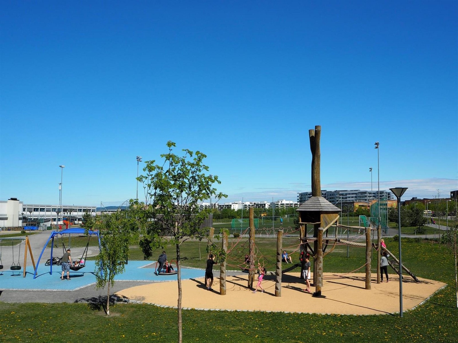 Kort avstand fra boligen finner du Storøya barneskole med et rikt utvalg av lekeplasser, beliggende i den flotte Nansenparken. Galleribilde