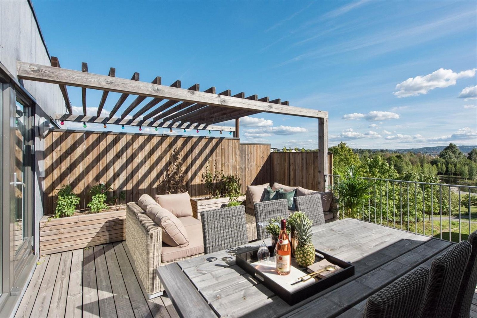 I boligens øverste etasje finner du en særdeles flott sydvendt takterrasse på ca 23 kvm. Her er det flotte solforhold fra morgen til sen ettermiddag. Galleribilde