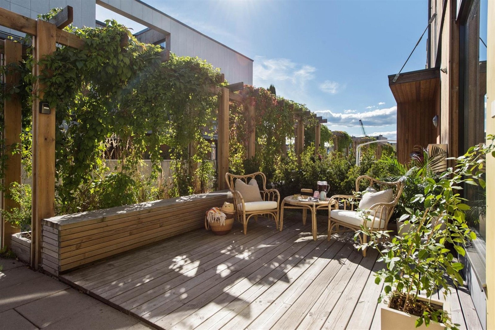 Terrasse ved inngangspartiet. Sol hele dagen og et ypperlig sted å slappe av mens de små leker på fellesområdet. Galleribilde