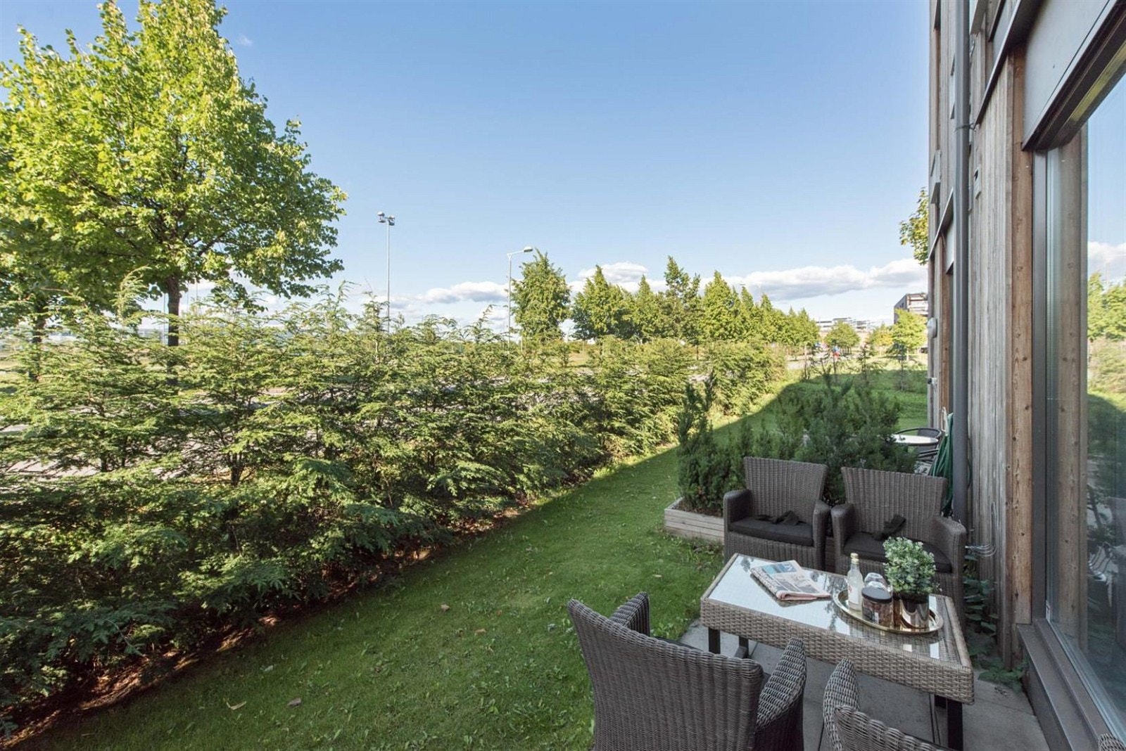 Herlig uteplass og hage med kveldssol, utgang fra kjøkken. Galleribilde