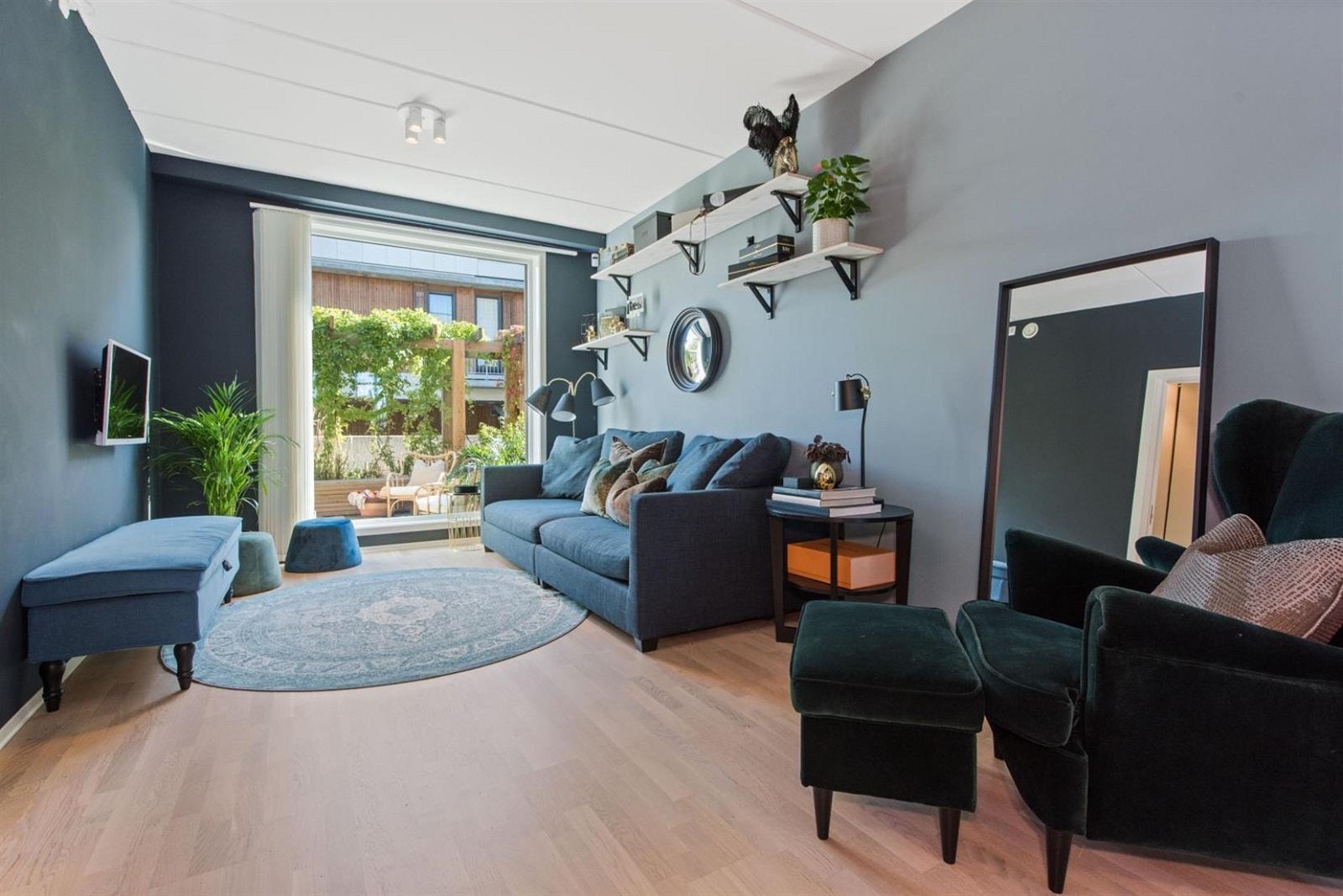 Stuen i 1. etasje med vindu mot markterrassen. Galleribilde