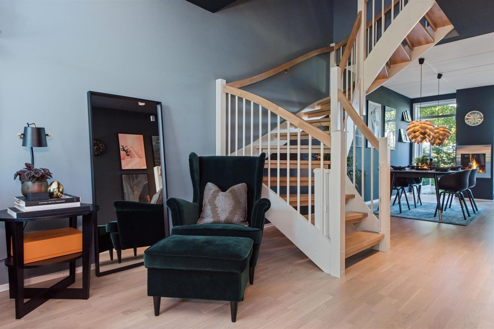 Stue og kjøkken i åpen løsning med trappeløp som naturlig skille. God takhøyde gir enorm romfølelse. Galleribilde