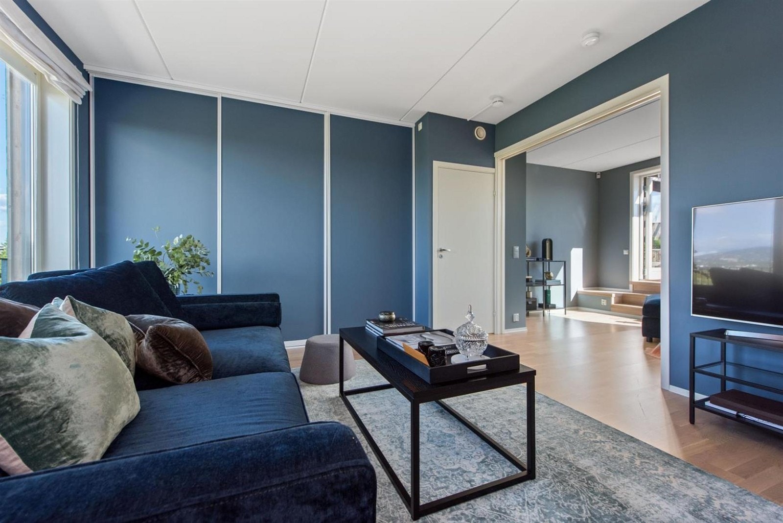 Stuen i 3. etasje har doble skyvedører og kan enkelt gjøres om til et gjesterom ved behov. Galleribilde