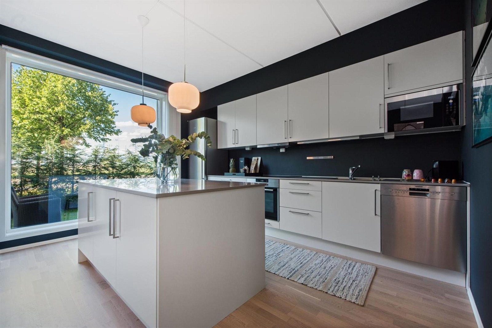 Stort og lekkert kjøkken fra Norema, med rikelig skap- og arbeidsplass. Galleribilde