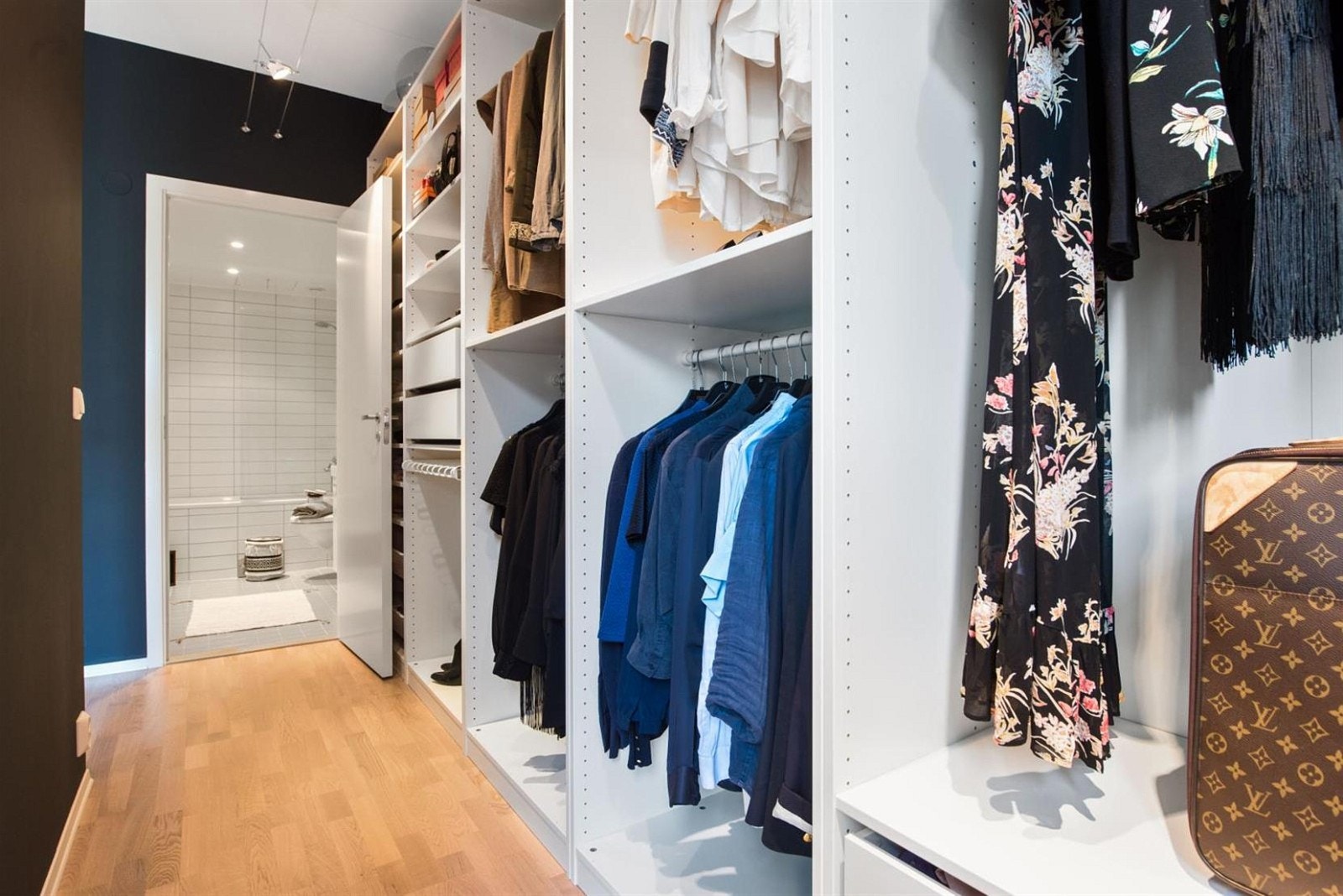 Hovedsoverommet har en praktisk løsning med meget stort garderobeskap innredet med skuffer og oppheng. Galleribilde