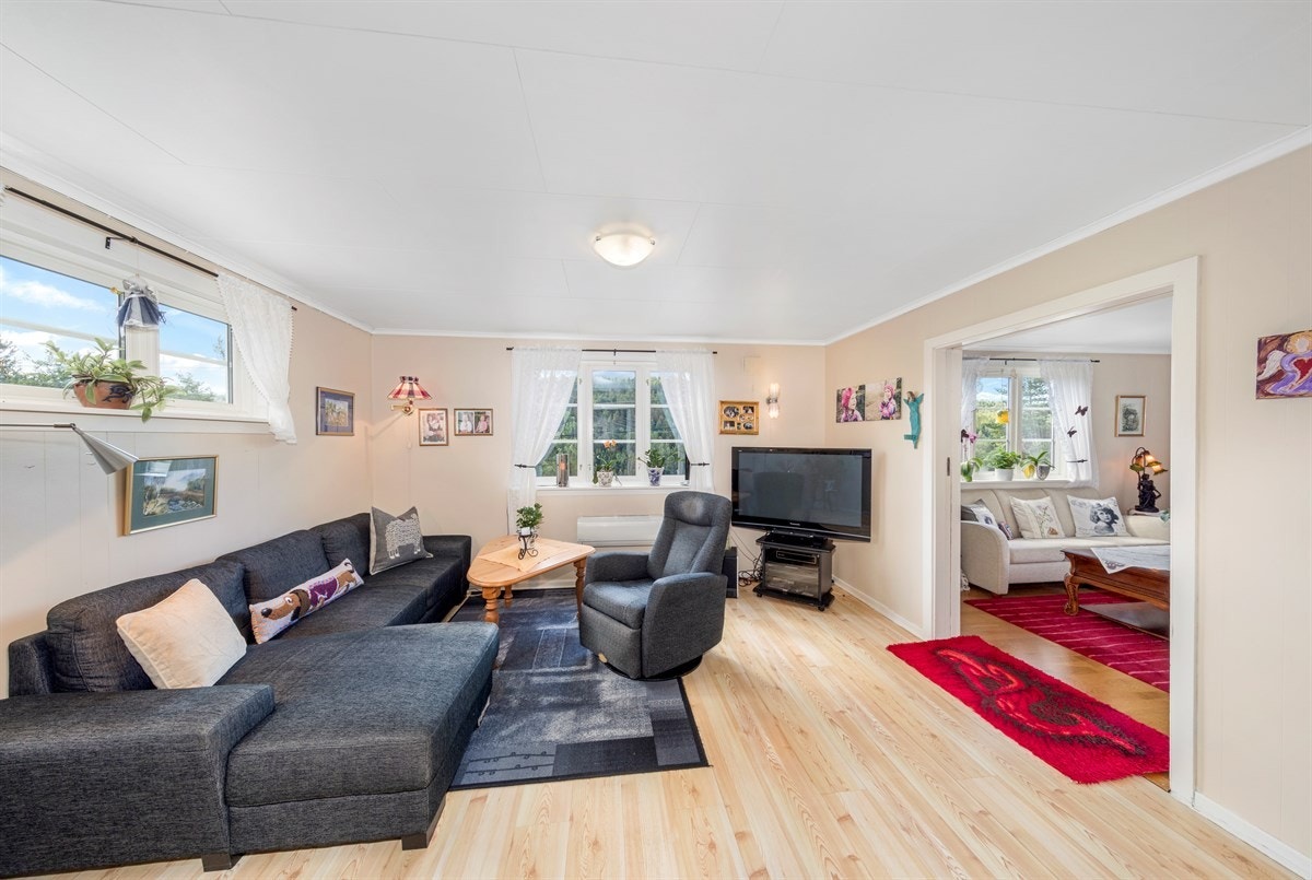 Spisestuen god plass til langbord, men er i dag innredet som stue. Galleribilde