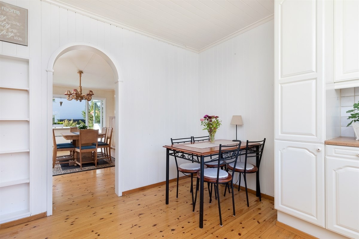 Kjøkken mot spisestue og stue Galleribilde