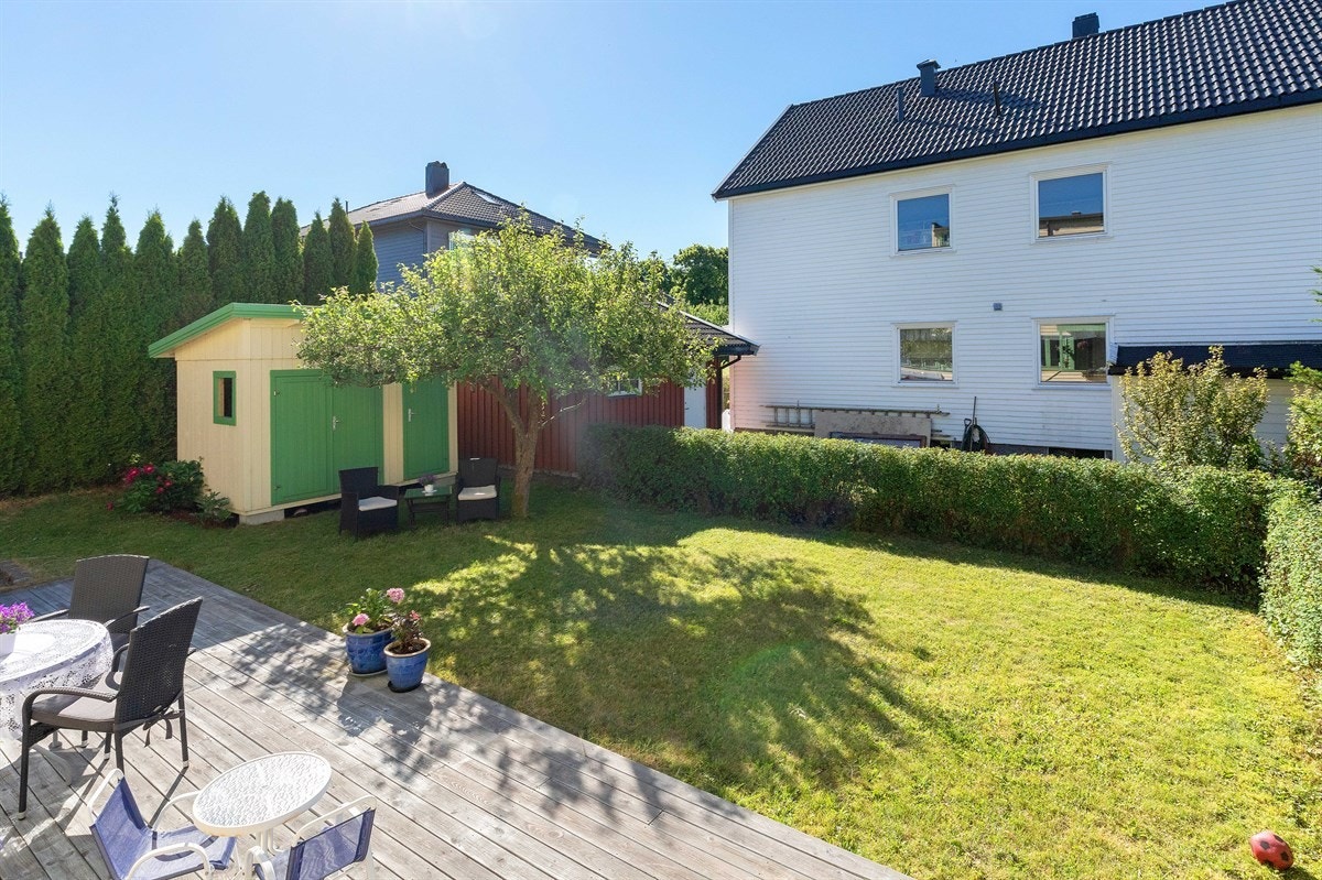 Solrik hage og terrasse Galleribilde