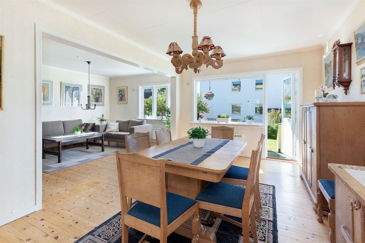 Spisestue med utgang til terrasse og hage Galleribilde