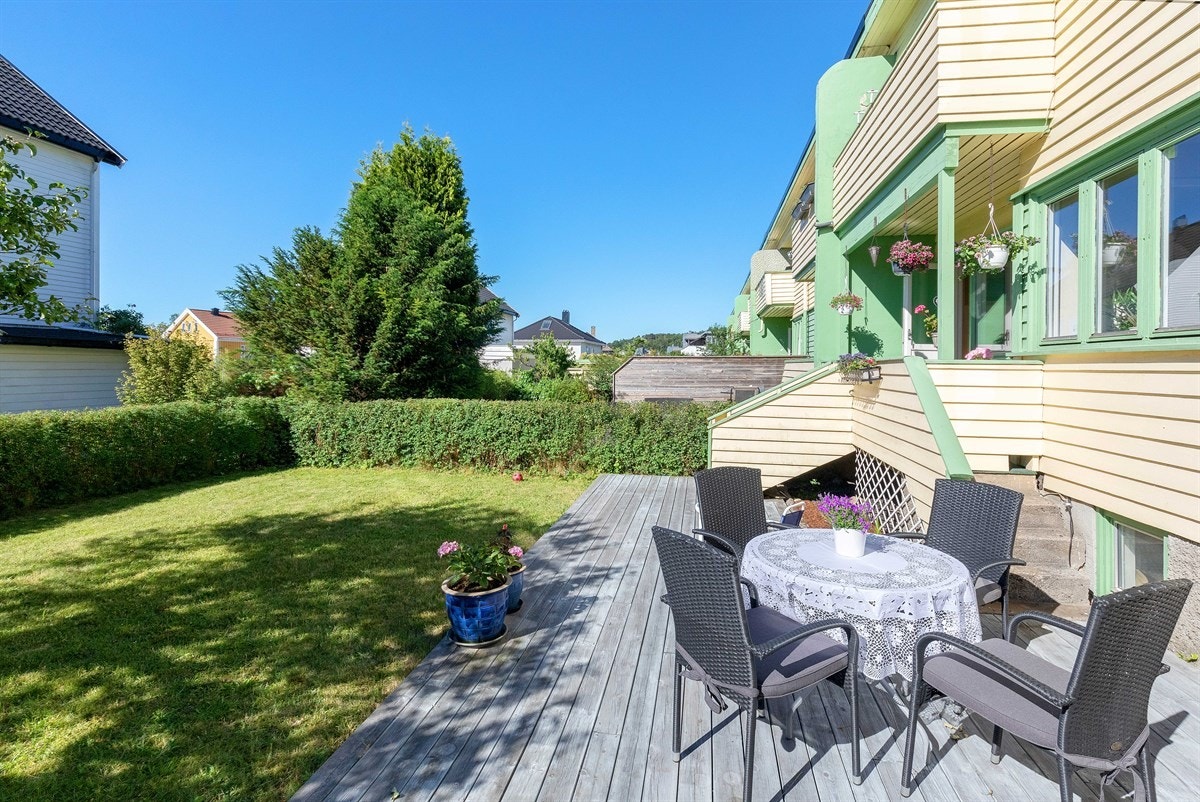 Solrikt uteområde som følger med boligen Galleribilde