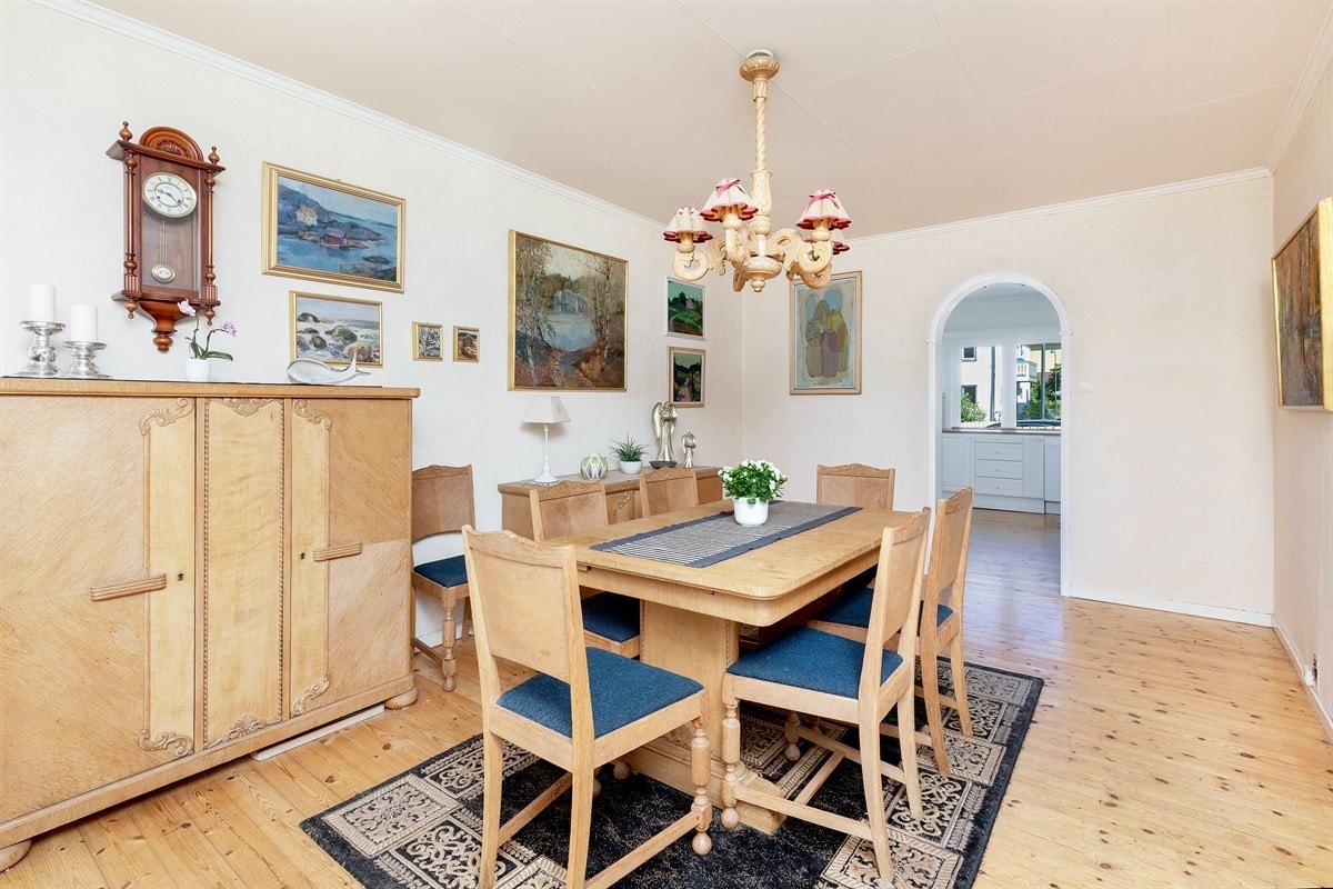 Spisestue mot kjøkken Galleribilde