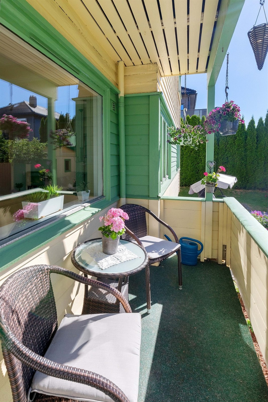 Terrasse med utgang fra spisestue og stue Galleribilde