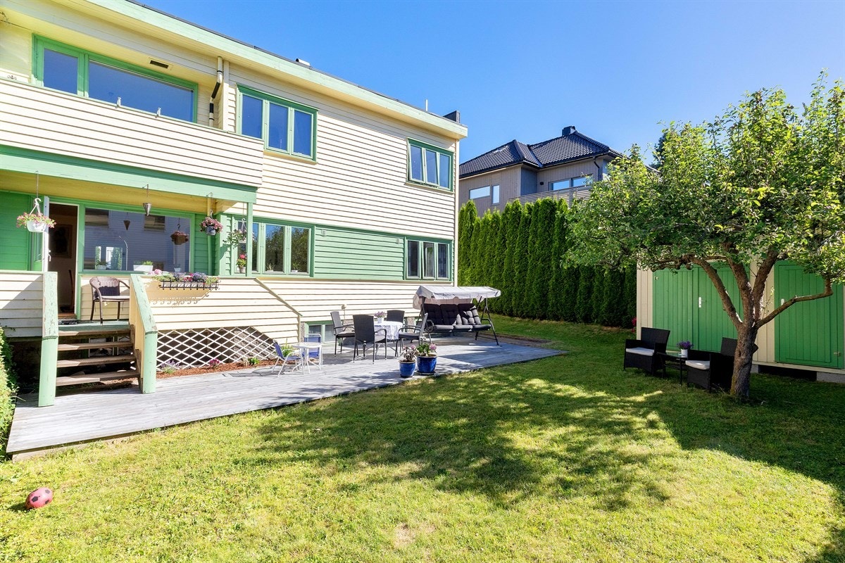 Utgang fra stue og spisestue til terrasse og hage. Galleribilde