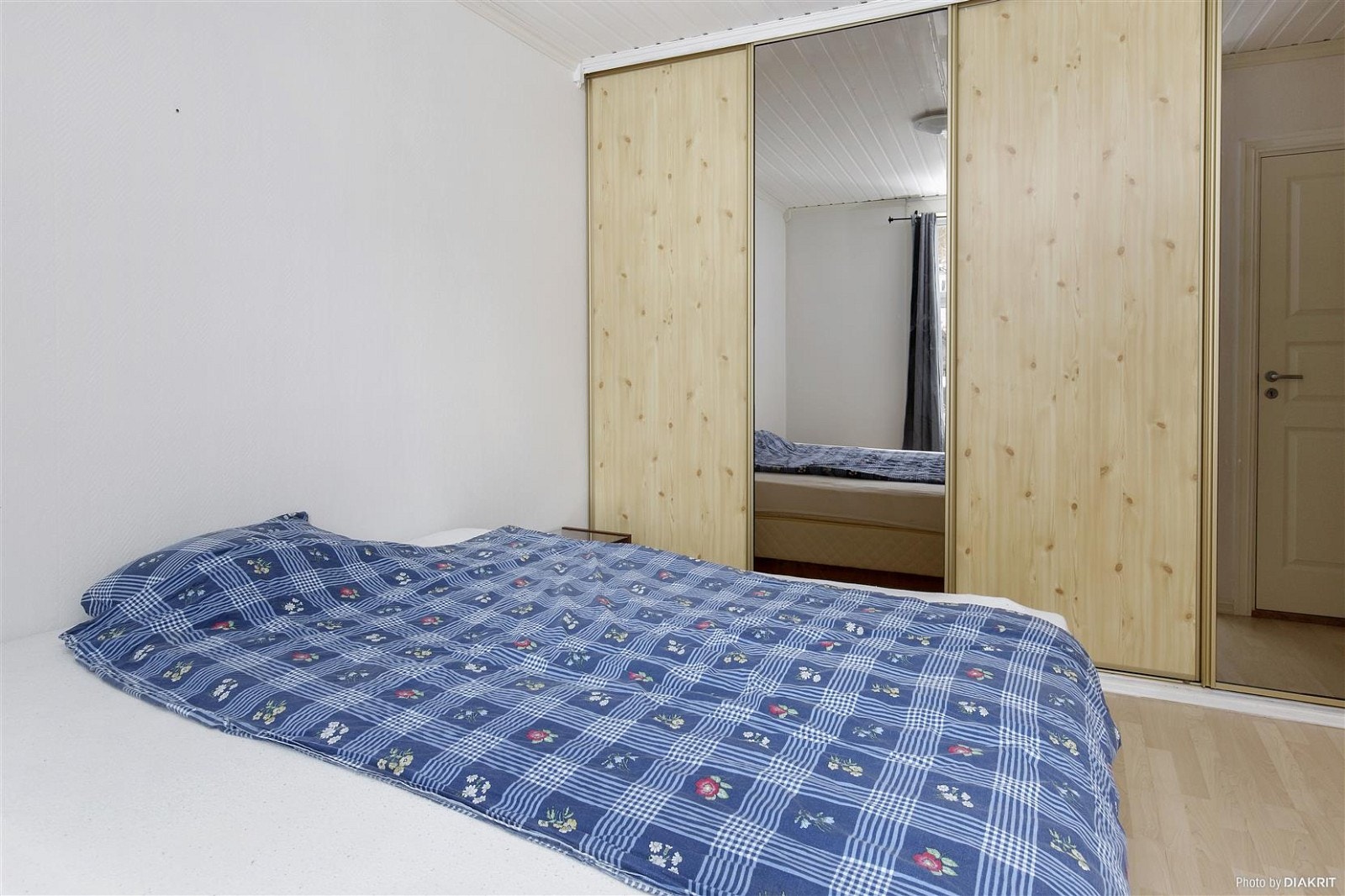 Med praktisk skyvdørsgarderobe Galleribilde