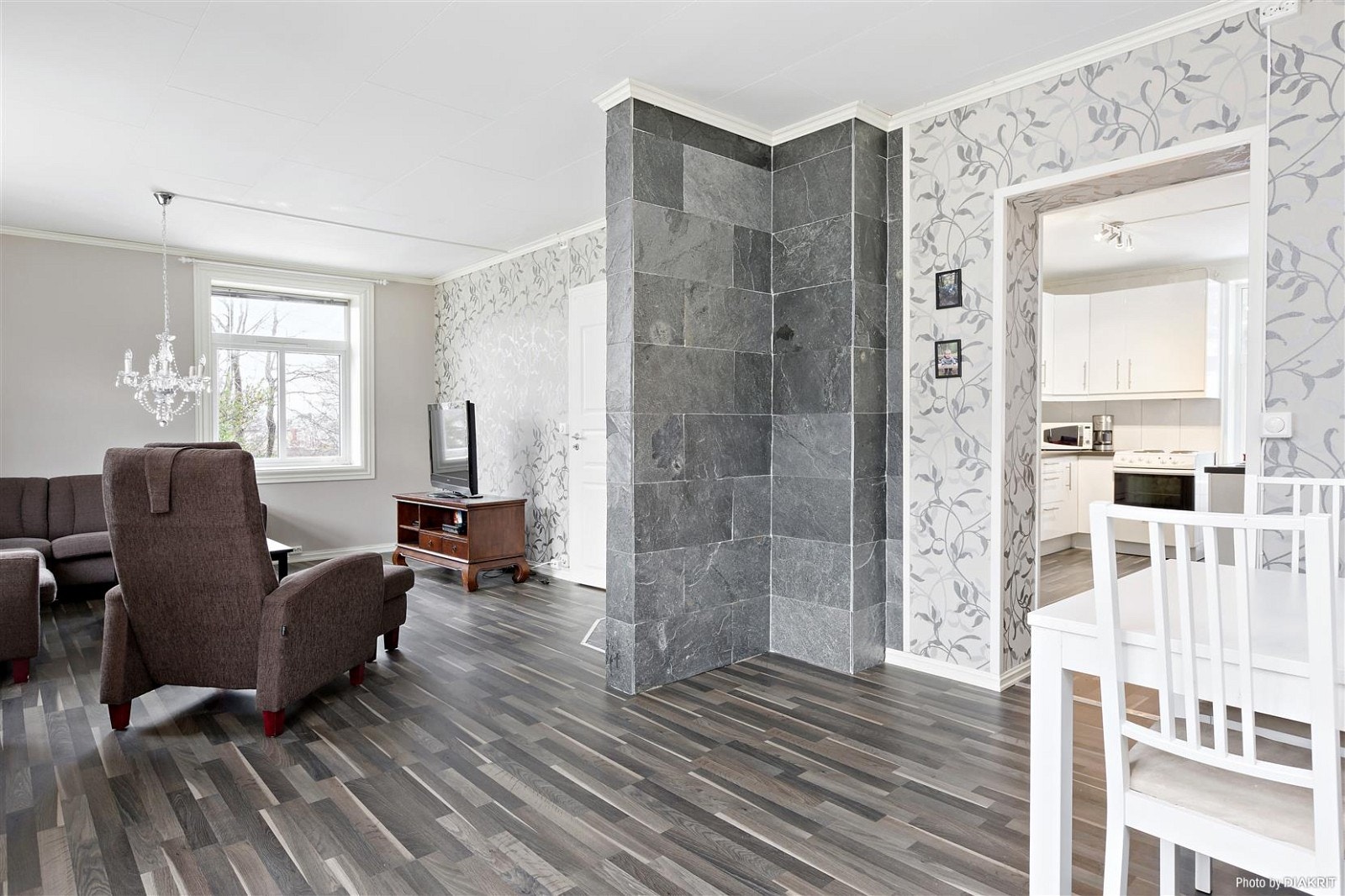 Stuen er romslig og har en utrolig fin klebersteinsovn Galleribilde