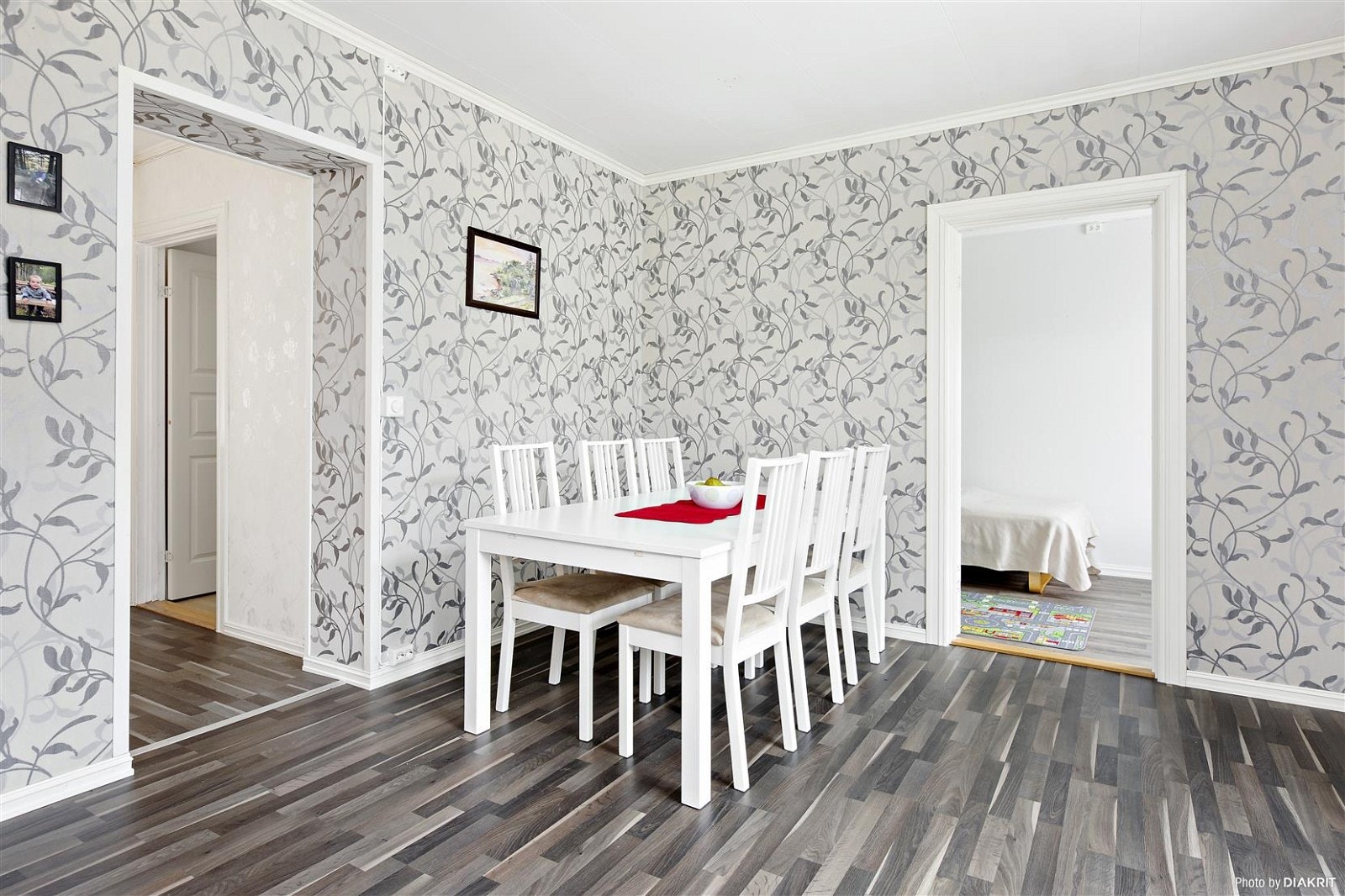 Inngang fra spisestue til soverom og kjøkken Galleribilde