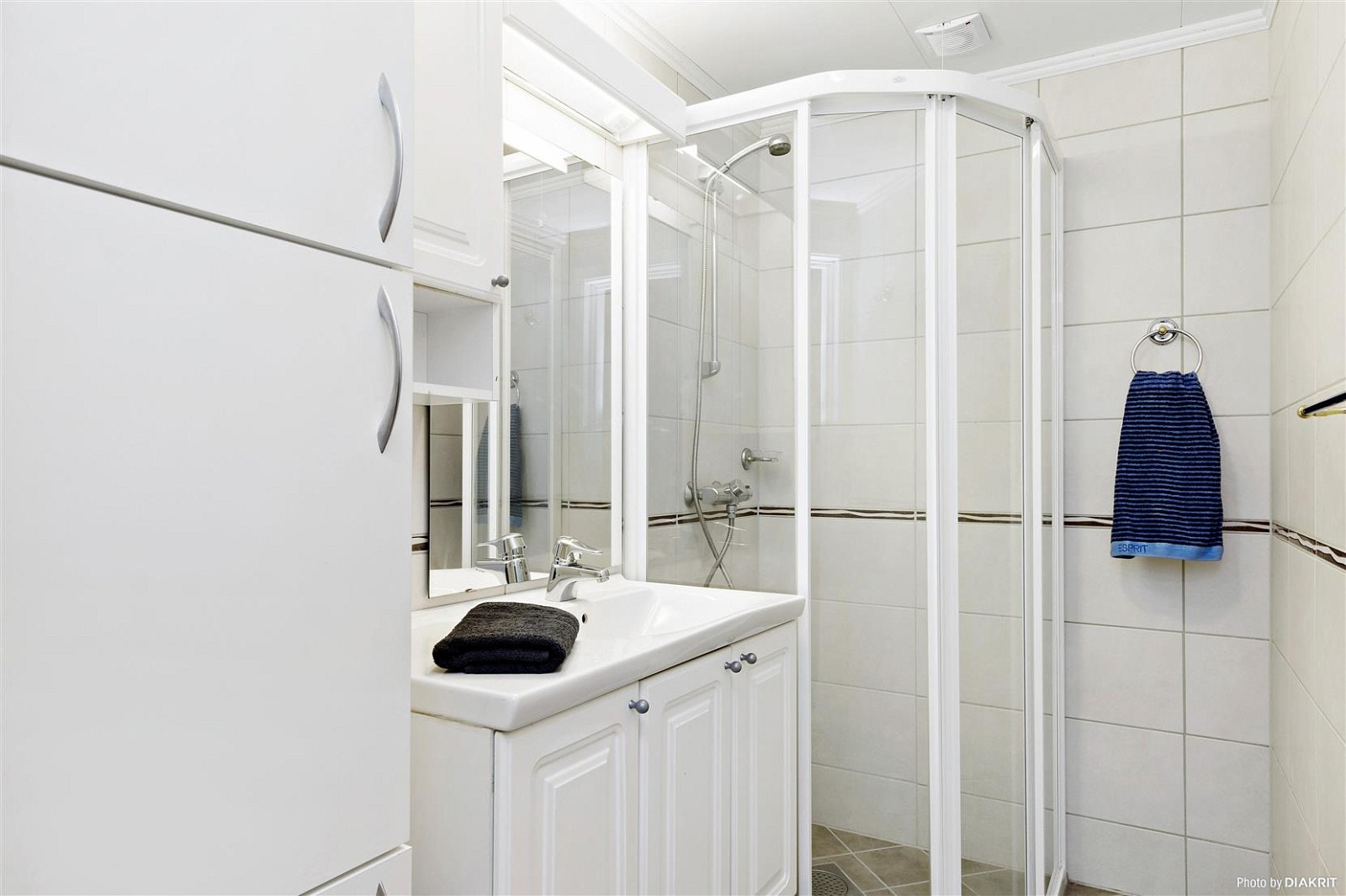 Servant med under- og sideskap og dusjhjørne. Oppusset i 2012/-13 Galleribilde