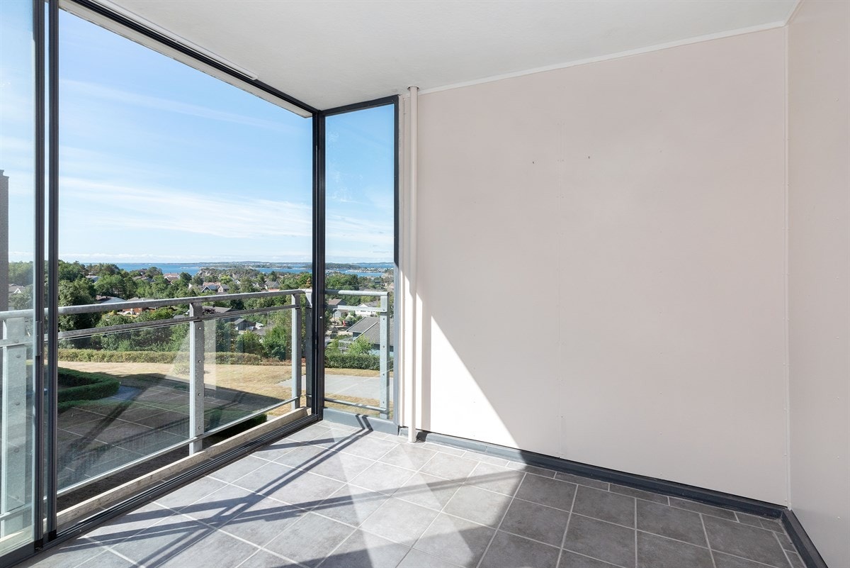 Verandaen med fliser på gulv og nydelig utsikt til innseilingen. Galleribilde