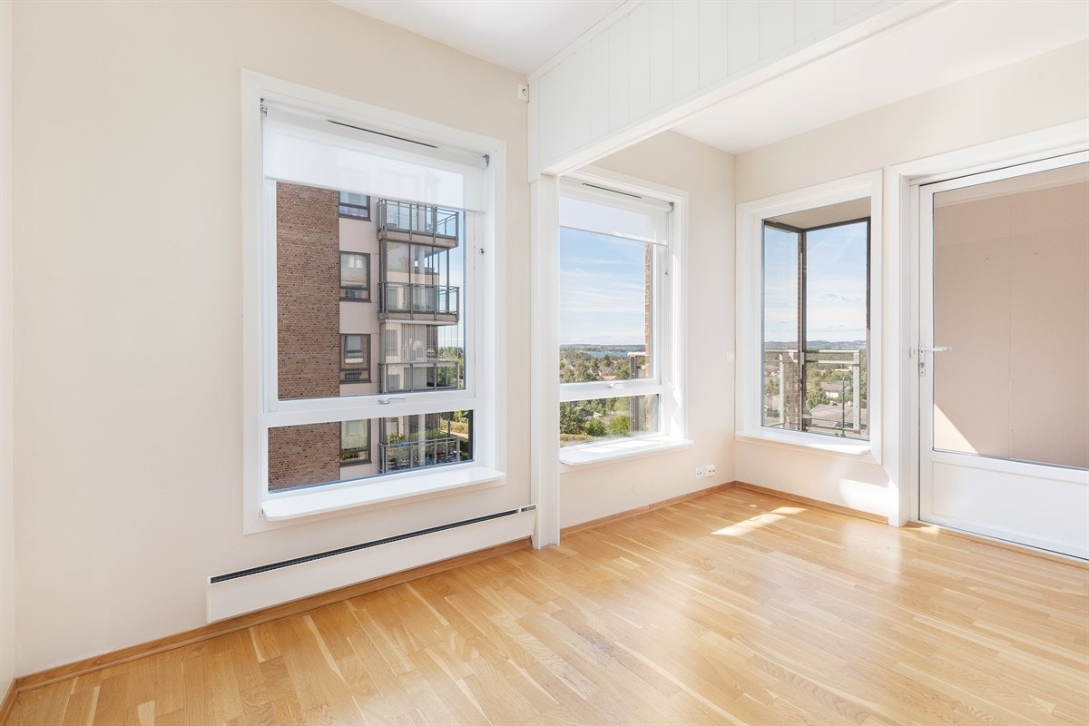 Stuen med utgang til fliselagt overbygd veranda Galleribilde