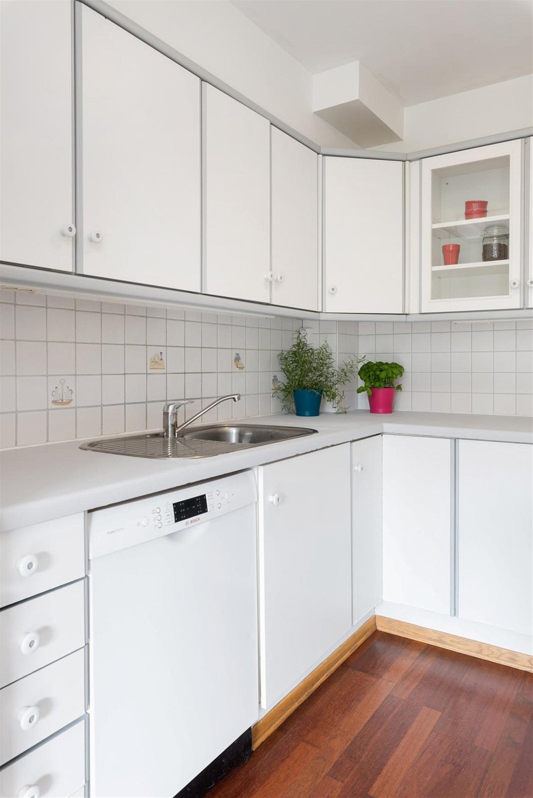 Frittstående hvitevarer som oppvaskmaskin, komfyr og kjøleskap.
Alle hvitevarer medfølger ved salg! Galleribilde