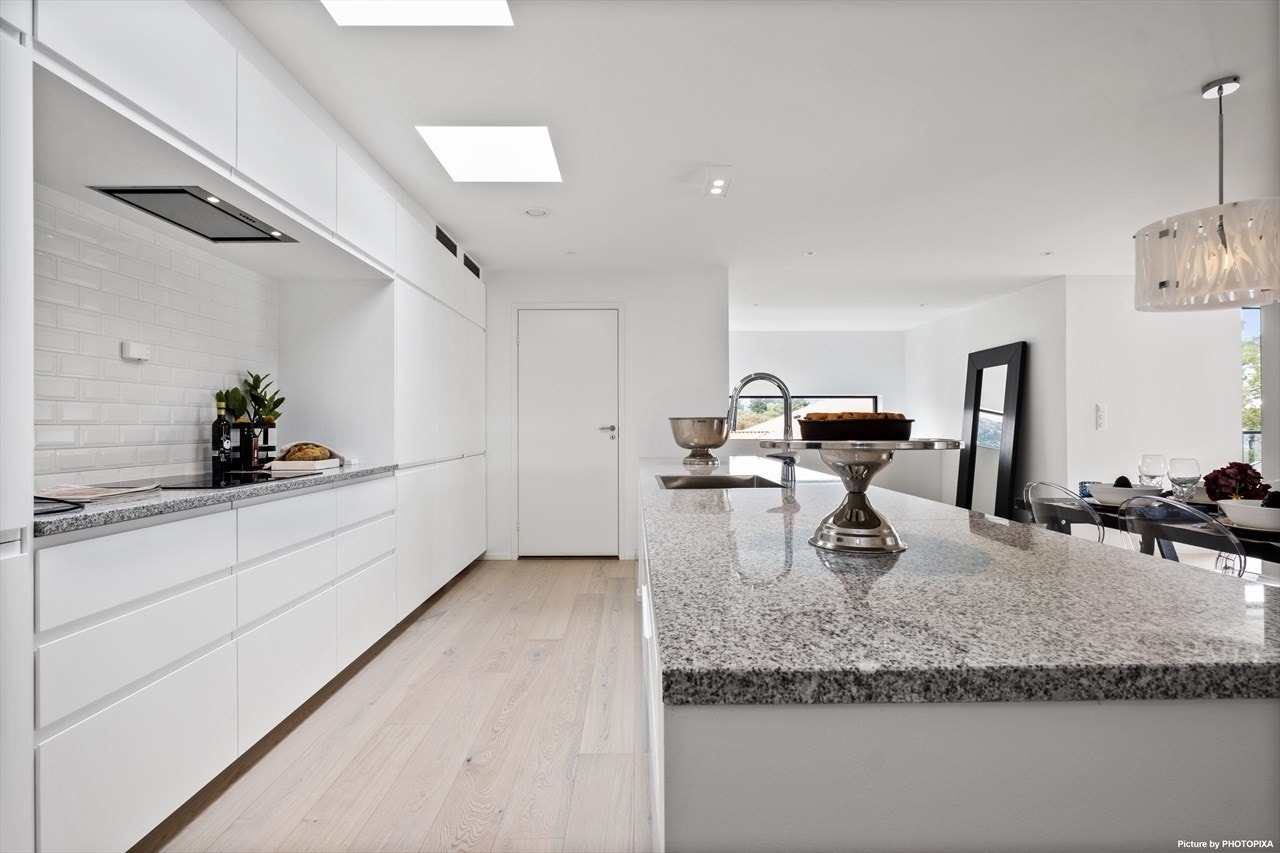 Legg merke til kjøkkenviften som er godt plassert under overskapet. Galleribilde