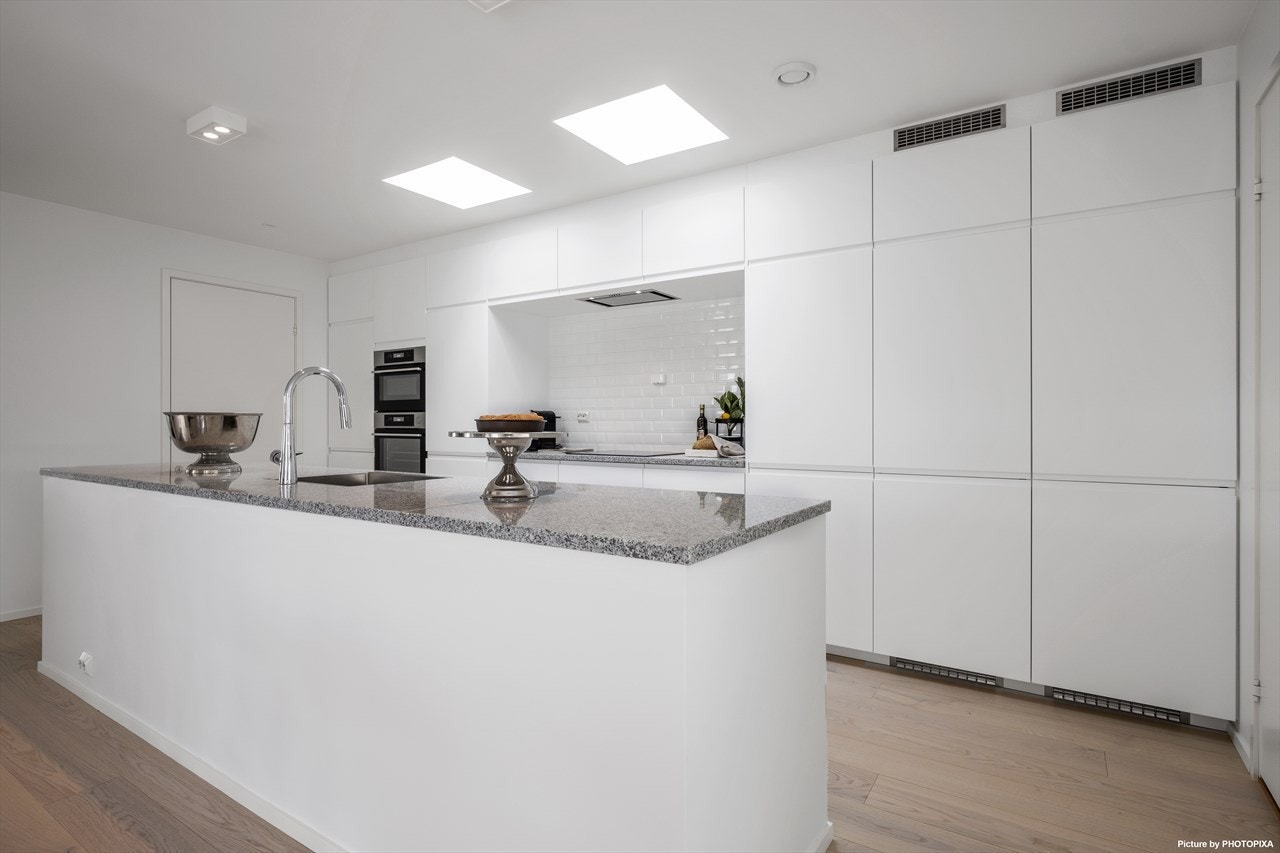 Man får inn godt med dagslys fra takvinduene. Galleribilde