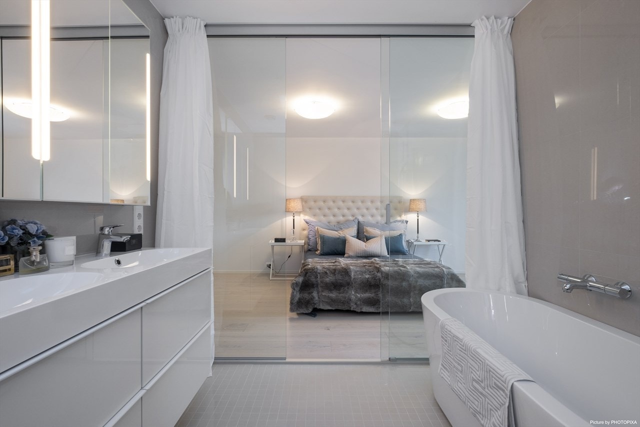 Badet i tilknytning til hovedsoverommet er i lekre farger. Galleribilde