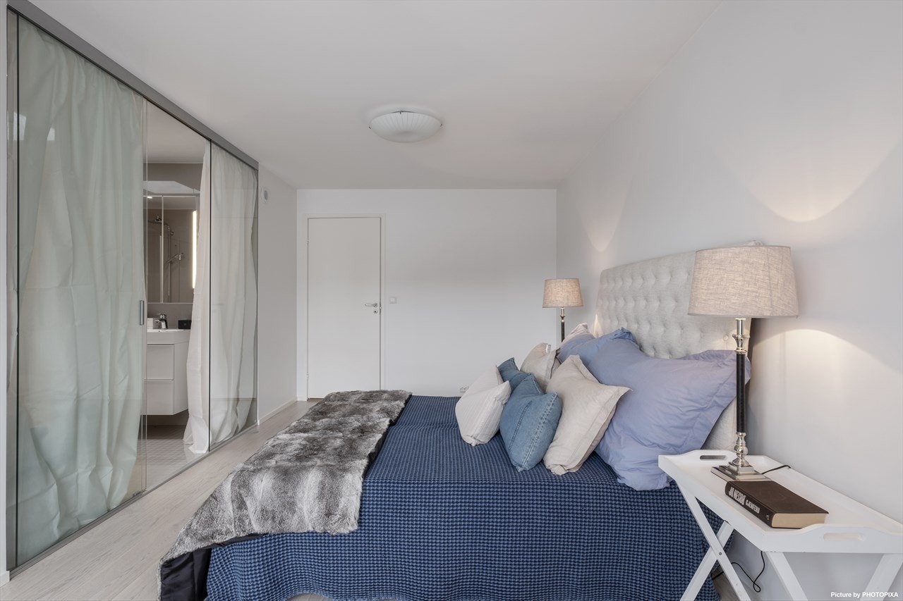 Hotellfølelse på hovedsoverommet.
Dette er en skikkelig master suite med eget baderom og eget walk in closet. Galleribilde