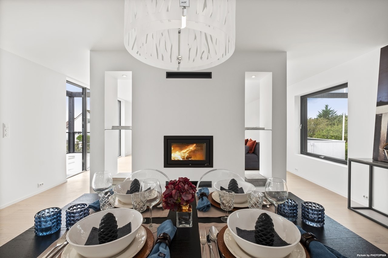 Nyt en deilig middag med peisen i bakgrunnen. Galleribilde