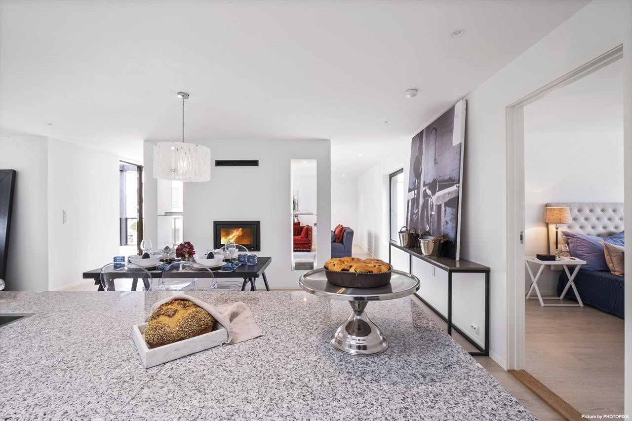 Hovedsoverommet med baderom og walk-in-closet ligger vegg i vegg til kjøkkenet. Galleribilde