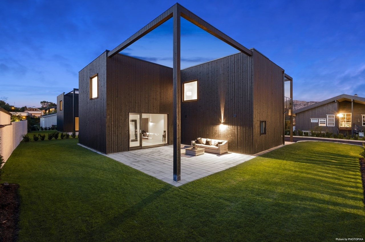 Boligen er stilig utformet og ligger strategisk plassert på tomten. Galleribilde