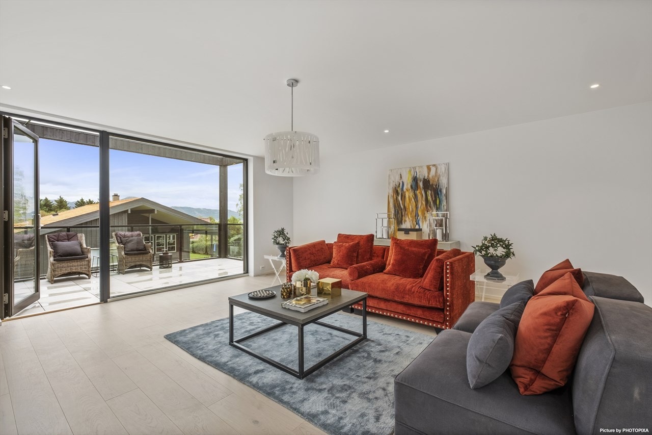 Utgang til balkong er det også. Her kan man nyte morgensolen (?) Galleribilde