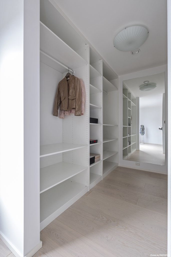 Det er god plass til å henge skjorte og kjole. Galleribilde