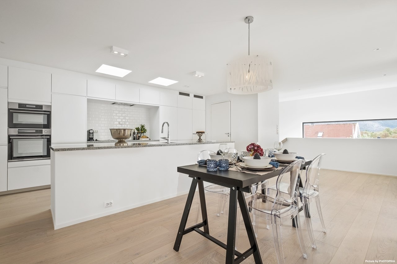 Det er god plass til spisebord på kjøkkenet. Galleribilde