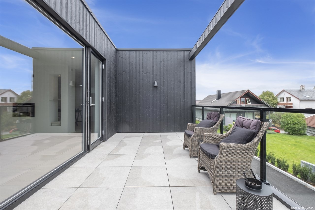 Romslig balkong i andre etasje, med utgang fra stuen. Galleribilde