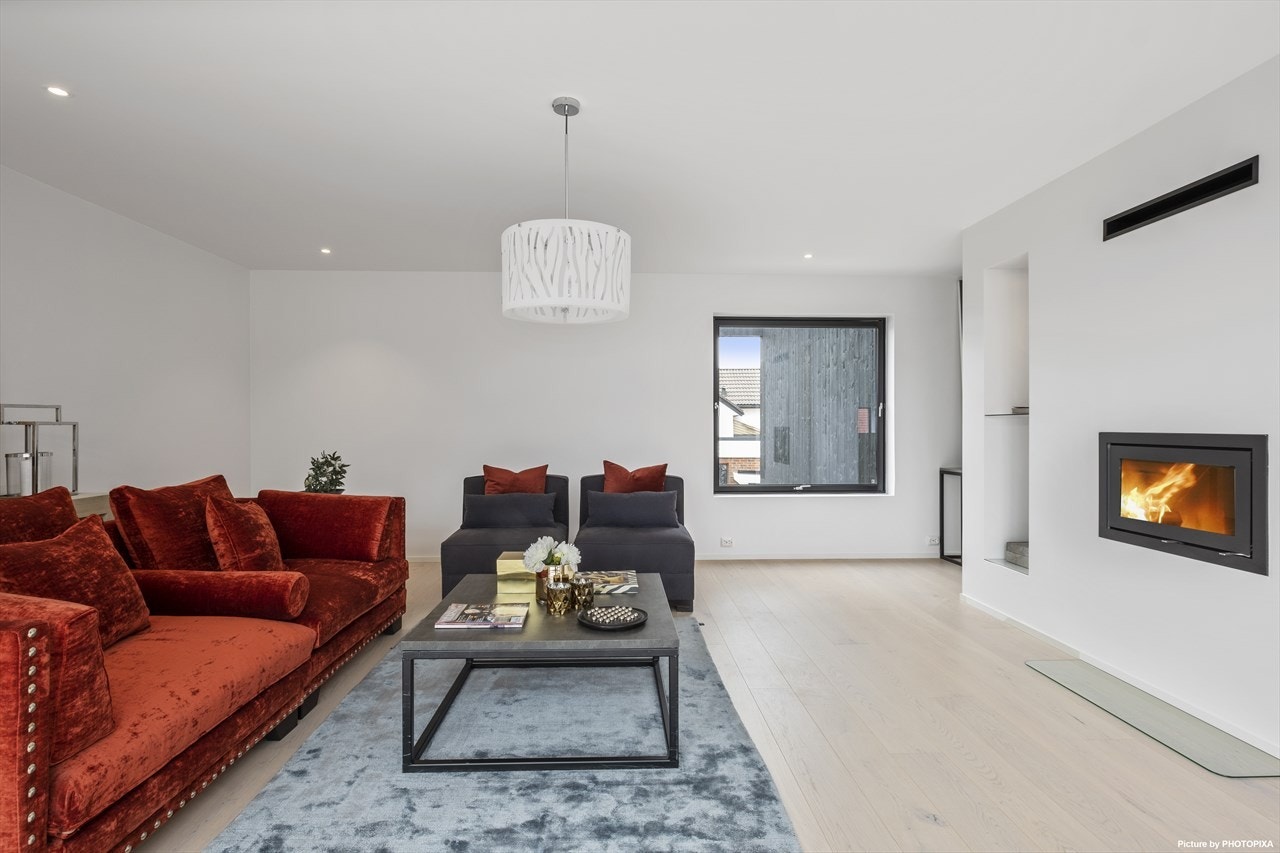 Peisen kan ses fra både kjøkkenet og stuen. Smart ? Galleribilde