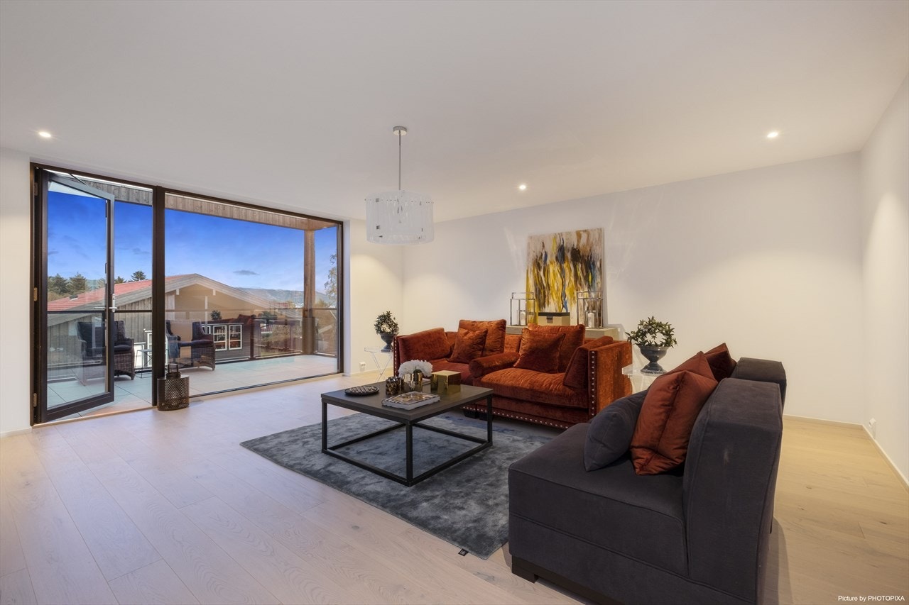 Herlig atmosfære i stuen på kveldstid. Galleribilde