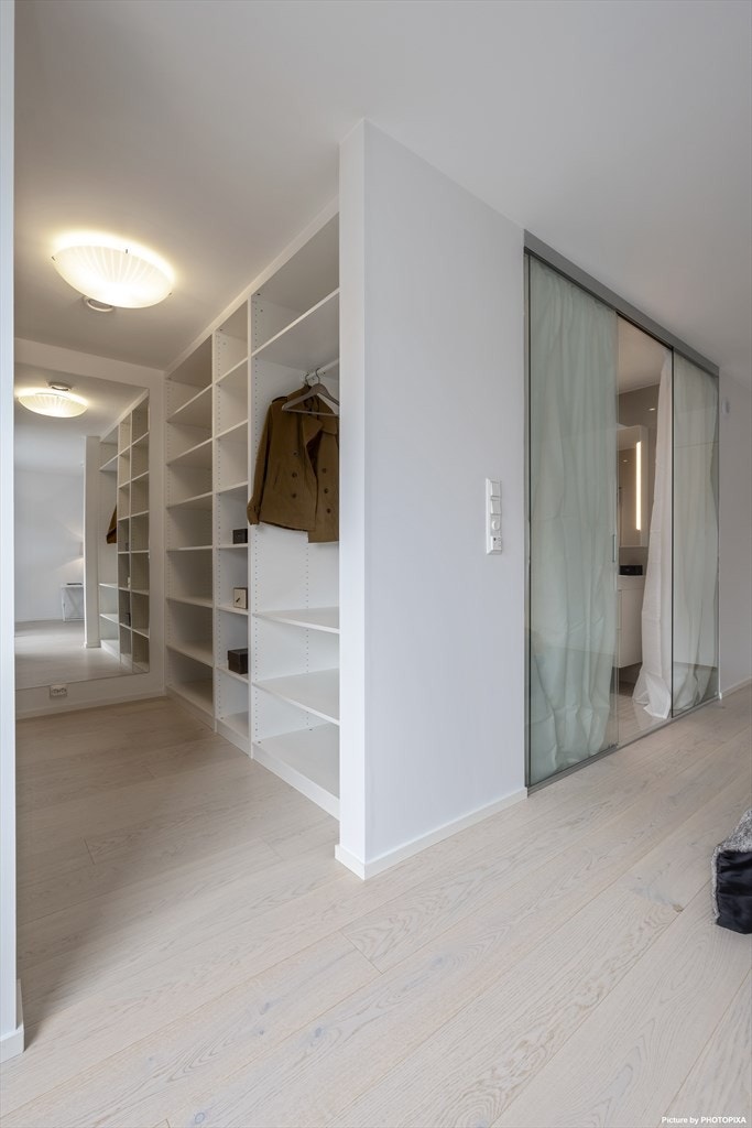 Walk-in-closet. Galleribilde