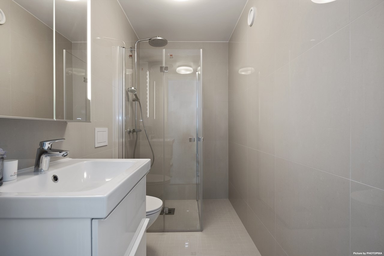 Bad i tilknytning til soverommene i første etasje. Galleribilde