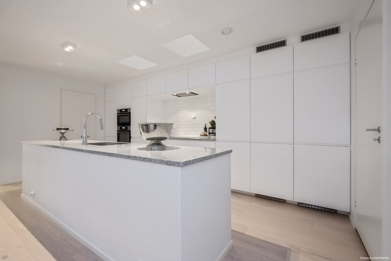 Herlig med mye skapplass. Gjem vekk alle kjøkkenredskaper og kjøkkenet får et rent uttrykk. Galleribilde