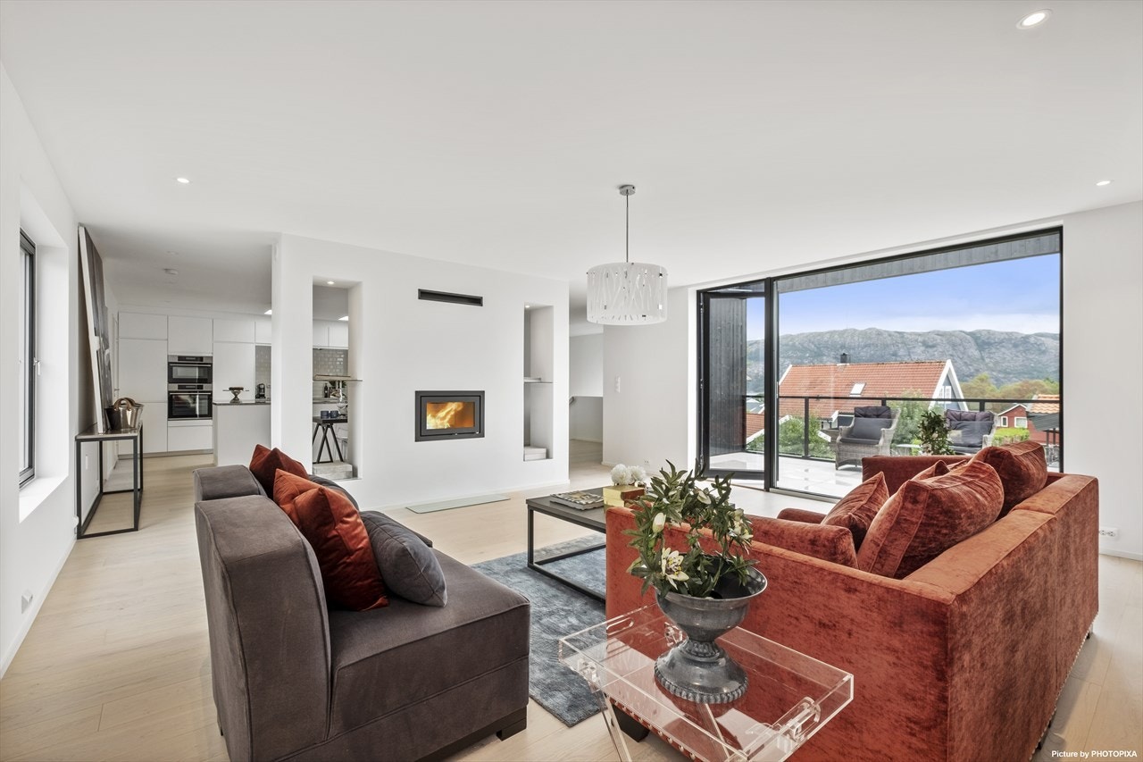 Romslig stue som byr på forskjellige møbleringsmuligheter. Galleribilde