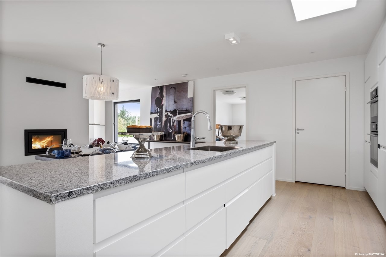 Kjøkkenøyen er av god størrelse og har godt med oppbevaringsplass. Her kan gjestene ta seg noe å drikke mens du ferdigstiller middagen. Galleribilde