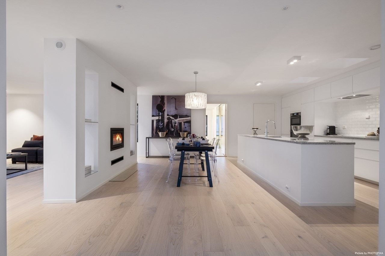 Meget romslig og innbydende hovedetasje. Her er det kjekt å ta i mot gjester! Galleribilde