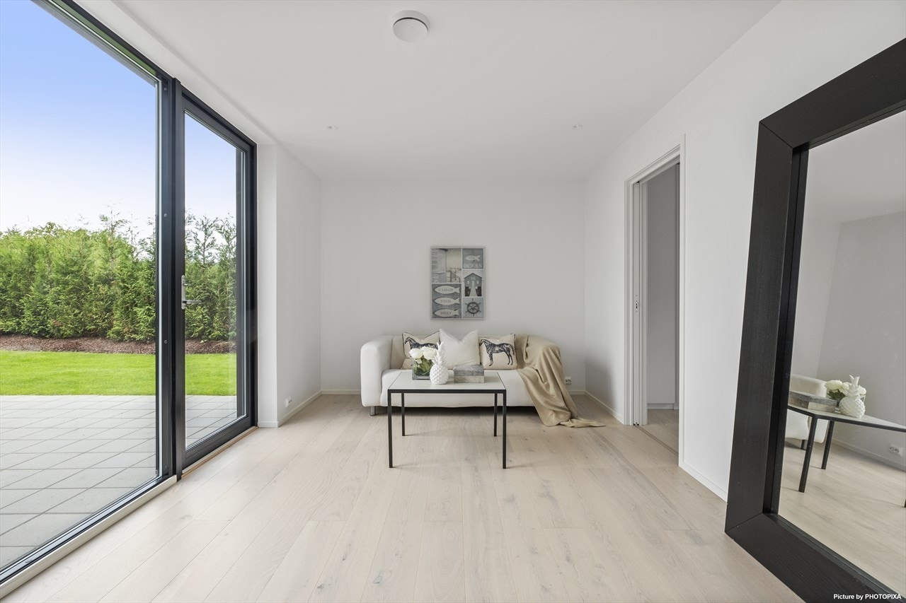 Stuen i første etasje, med utgang til en stor platting og hage. Galleribilde