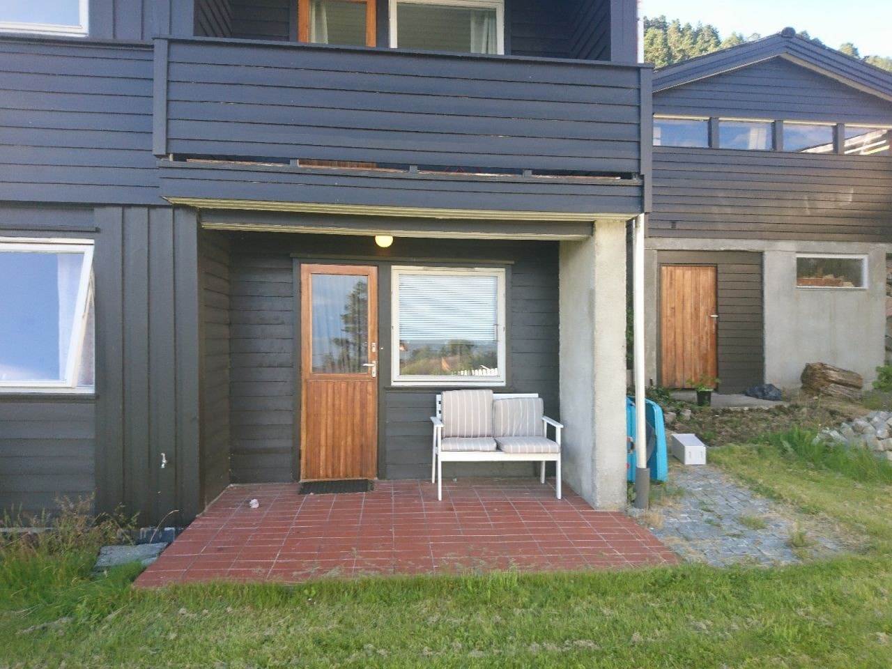 Inngangsparti skjermet fra resten av huset Galleribilde