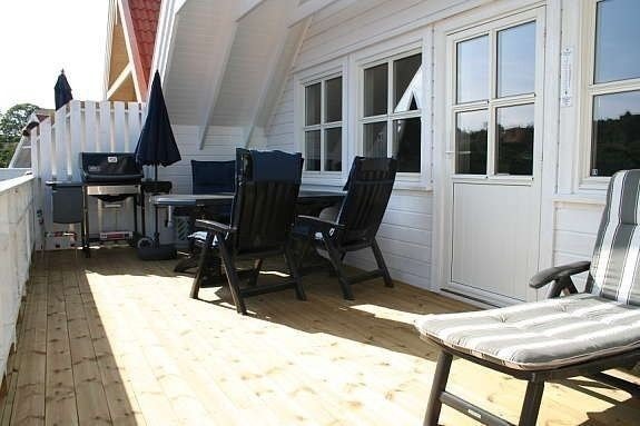 Solrik, romslig terrasse med utemøbler, weber gassgrill osv Galleribilde