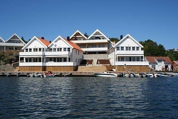 Leilighet er den til høyre(2. etg) i bygg i 2. rekke Galleribilde